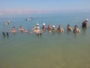 תיירים סינים מבלים בים המלח