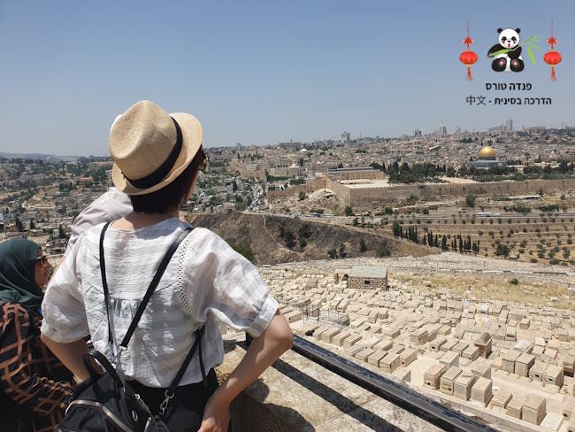 תיירת מסין בתצפית מהר הזיתים צופה לעבר העיר העתיקה, הר הבית וכיפת הסלע
